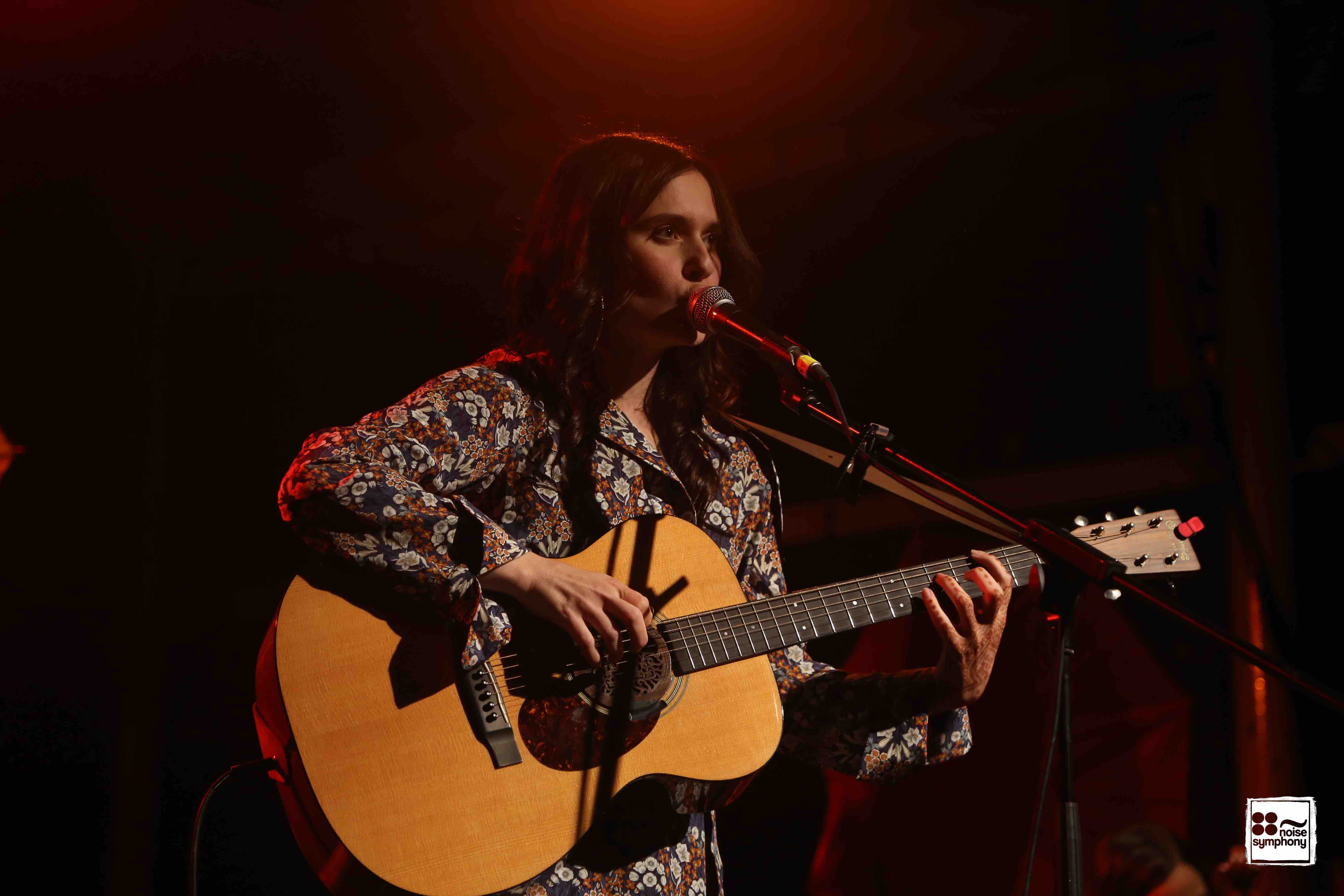 Dieci donne per 10 anni di carriera: Erica Mou live all’Angelo Mai di ...
