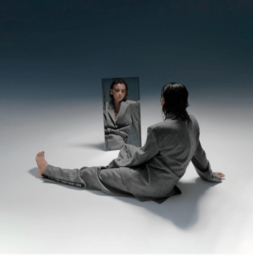 Specchio: il primo disco di Ariete, una finestra aperta su se stessi