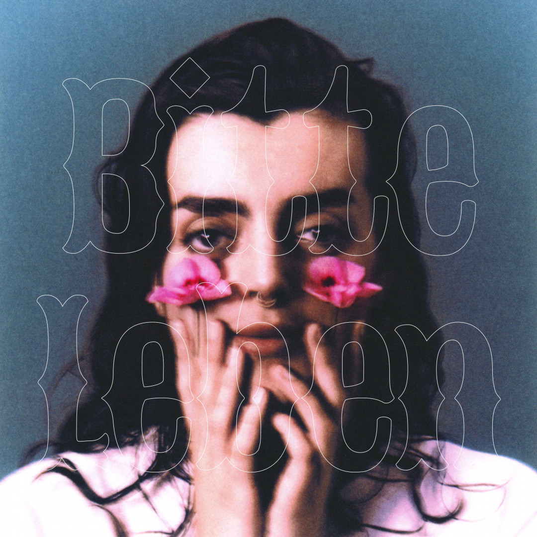 Copertina dell'album Bitte Leben con il ritratto di una donna che tiene le mani sotto il mento e dei fiori sugli occhi.