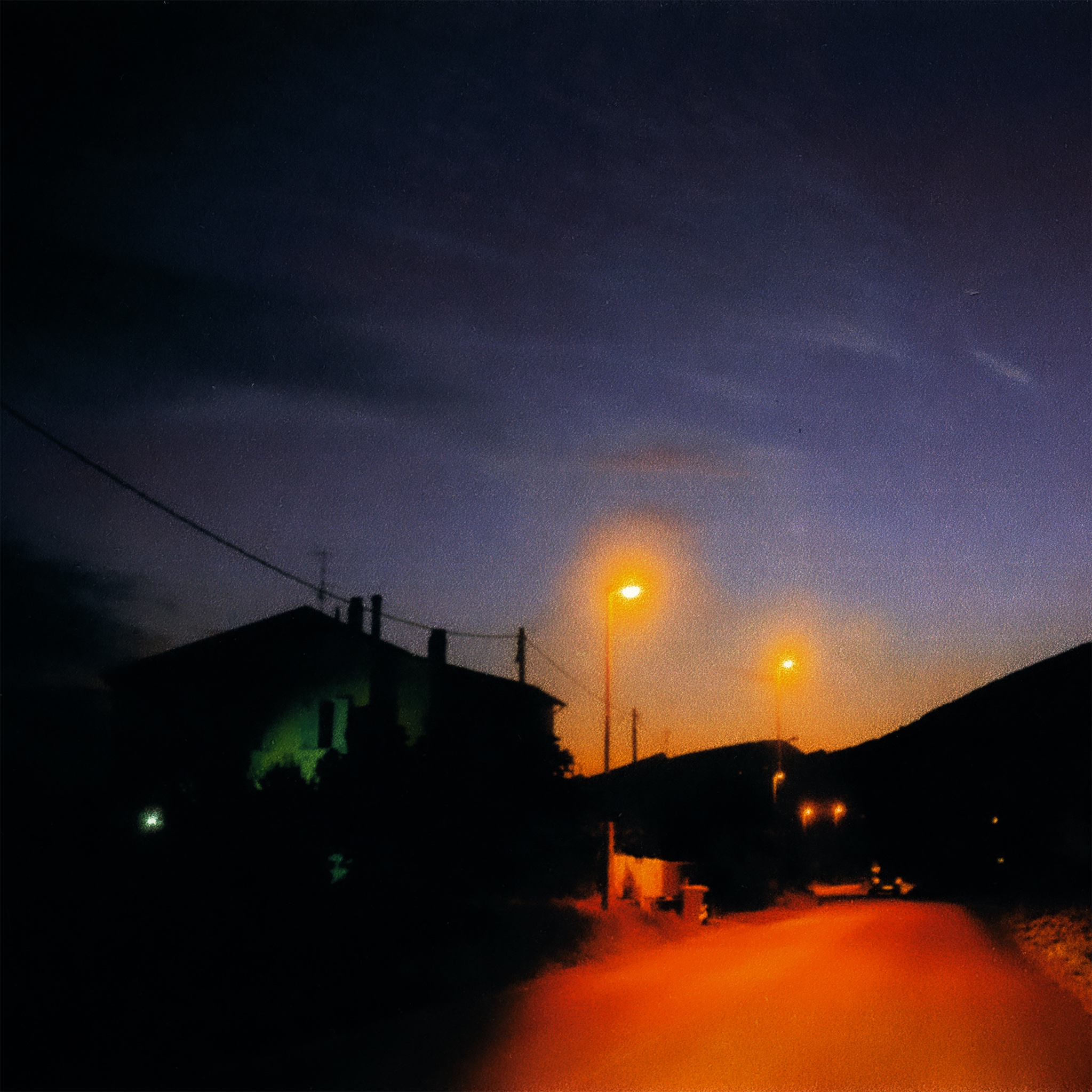 Immagine di Pillola, il nuovo singolo dei Melancholia: una strada di paese di notte illuminata dai lampioni